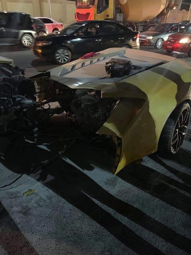 Siêu xe Lamborghini rách làm đôi sau tai nạn, tài xế chỉ bị thương nhẹ-4