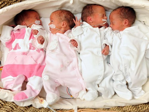 Bé trai 3,4kg đẻ rơi trên taxi tím tái và điều diệu kỳ sau 10 phút-3