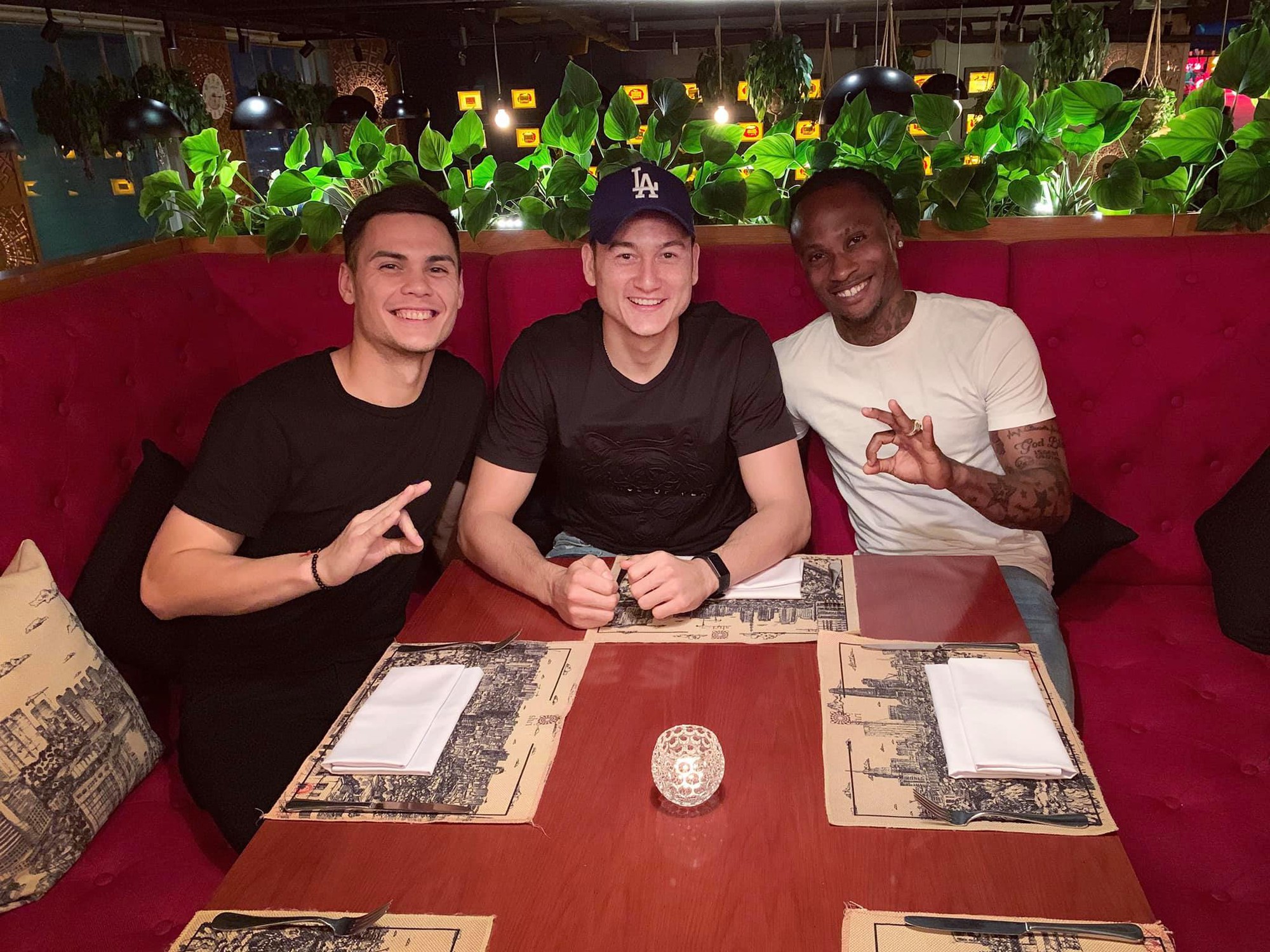 Vừa có tâm lại có điều kiện như Văn Lâm: Nhớ bạn thì bay từ Thái Lan về Sài Gòn gặp gỡ thôi-1