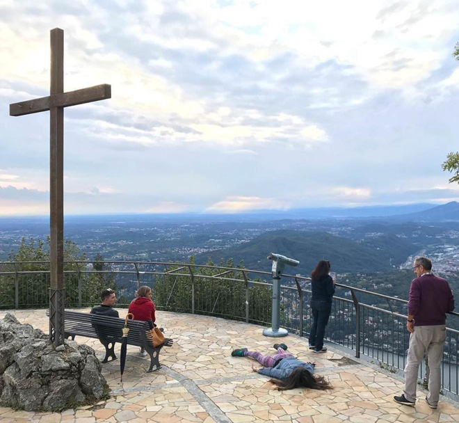 Chán ngán với chụp ảnh selfie? Hãy thử kiểu phản selfie của cô nàng quái đản này-9