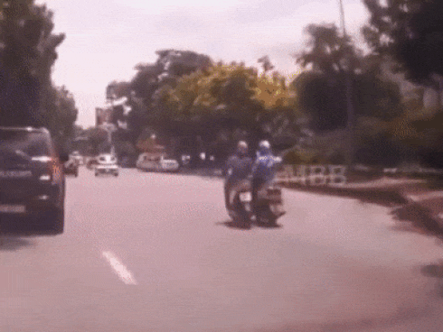 Nắng nóng 40 độ, khách vung tiền triệu sắm áo chống nắng gắn điều hòa-3