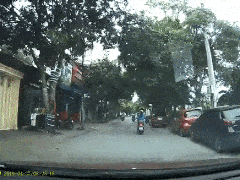 Người phụ nữ dừng xe nghe điện thoại giữa đường, ngay trước đầu ô tô