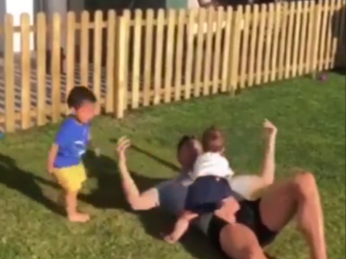 Ronaldo lại vượt Messi về thành tích ghi bàn-3