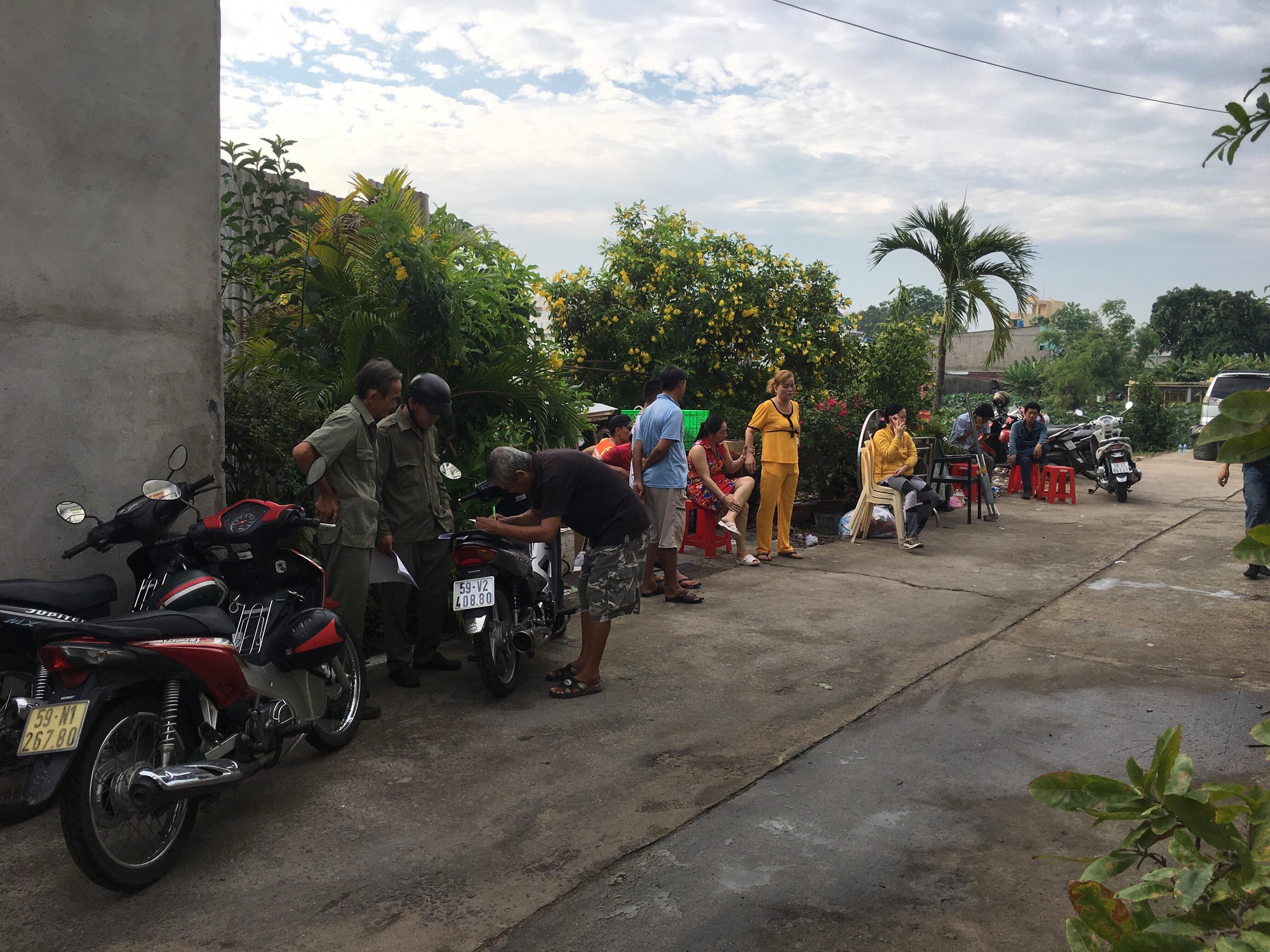 Vụ nghịch tử sát hại mẹ, bà ngoại và dì ở Sài Gòn: Tiếng khóc nghẹn bất lực của người cha trong đêm mưa-1