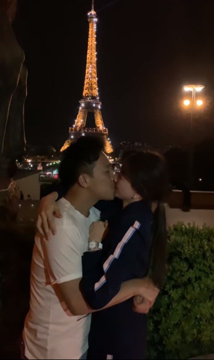 Trấn Thành, Hari Won bị ngăn cản khi hôn nhau tại Pháp-1
