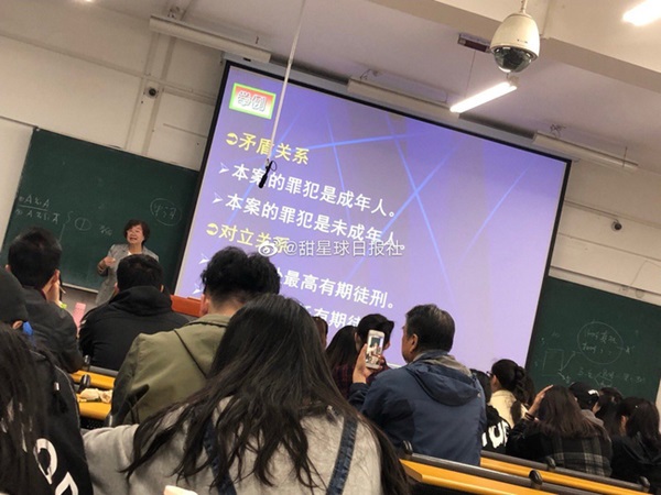 Bức ảnh người đàn ông cầm điện thoại quay phim cô giáo trên giảng đường gây sốt MXH, khi biết câu chuyện đằng sau ai cũng động lòng-2