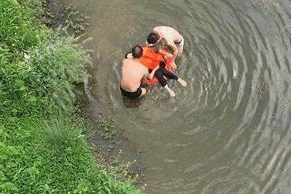 Mâu thuẫn với nhà chồng, người phụ nữ dẫn 2 con nhảy sông tự vẫn và dáng vẻ cuối cùng của đứa trẻ lớn hơn gây xót xa hơn cả-3