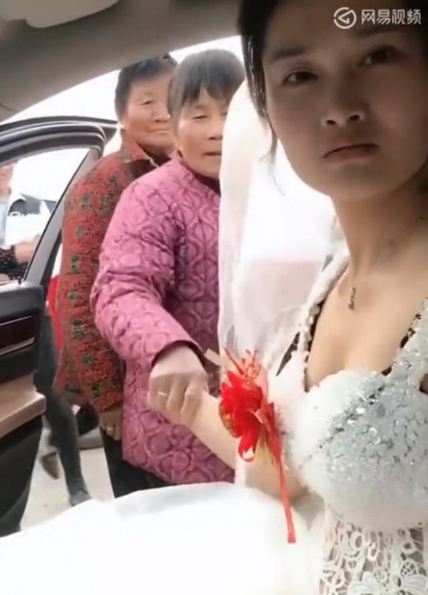 Bao người khuyên cũng không kéo được cô dâu xuống xe hoa, lý do khiến ai cũng ngã ngửa-2