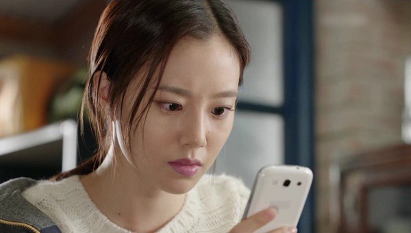 Chồng mất 2 tháng thì có tin nhắc đóng tiền bảo hiểm, vợ tìm hiểu rồi ngất lịm trước bí mật tày trời-1