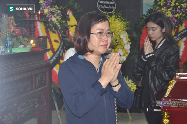 Hàng nghìn người oà khóc trong đám tang đông chưa từng có tiễn đưa cô giáo bị xe Mercedes đâm tử vong ở hầm Kim Liên-10