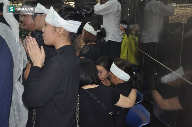 Hàng nghìn người oà khóc trong đám tang đông chưa từng có tiễn đưa cô giáo bị xe Mercedes đâm tử vong ở hầm Kim Liên-7