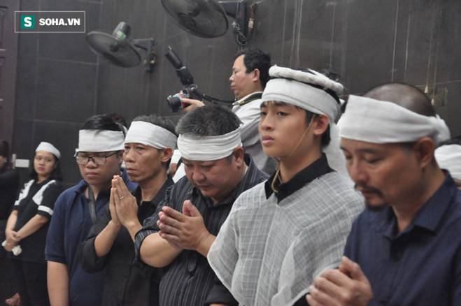 Hàng nghìn người oà khóc trong đám tang đông chưa từng có tiễn đưa cô giáo bị xe Mercedes đâm tử vong ở hầm Kim Liên-13