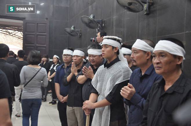 Hàng nghìn người oà khóc trong đám tang đông chưa từng có tiễn đưa cô giáo bị xe Mercedes đâm tử vong ở hầm Kim Liên-14