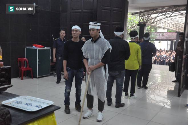 Hàng nghìn người oà khóc trong đám tang đông chưa từng có tiễn đưa cô giáo bị xe Mercedes đâm tử vong ở hầm Kim Liên-16