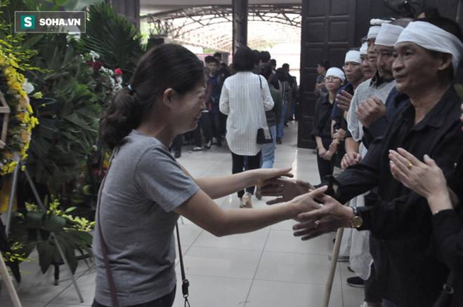 Hàng nghìn người oà khóc trong đám tang đông chưa từng có tiễn đưa cô giáo bị xe Mercedes đâm tử vong ở hầm Kim Liên-19