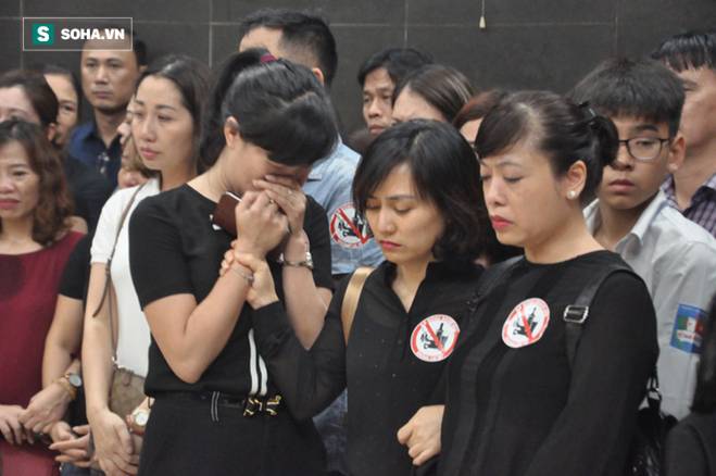 Hàng nghìn người oà khóc trong đám tang đông chưa từng có tiễn đưa cô giáo bị xe Mercedes đâm tử vong ở hầm Kim Liên-24