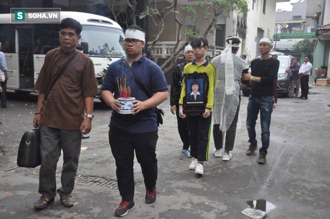 Hàng nghìn người oà khóc trong đám tang đông chưa từng có tiễn đưa cô giáo bị xe Mercedes đâm tử vong ở hầm Kim Liên-32