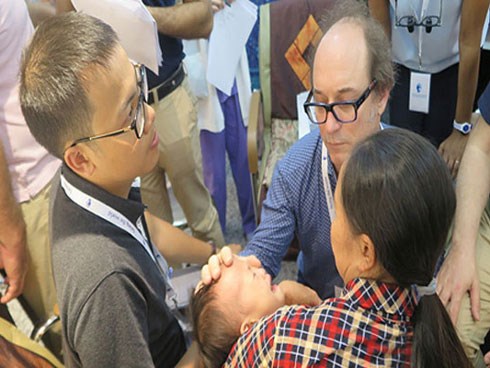BS phẫu thuật ngoại quốc nặng lòng với bệnh nhân dị tật VN