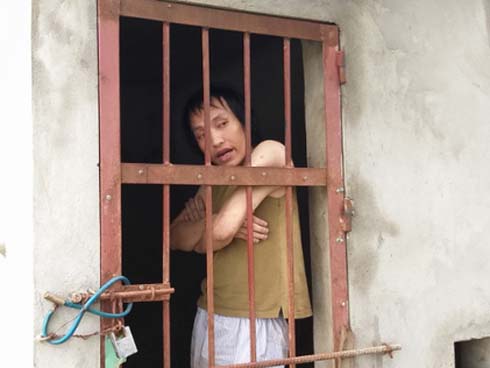 Tâm sự của người cha nhốt con trai như vật nuôi trong chuồng đầy ruồi muỗi: Cái gì đưa vào nó cũng đập phá, ai mà không thương con-14