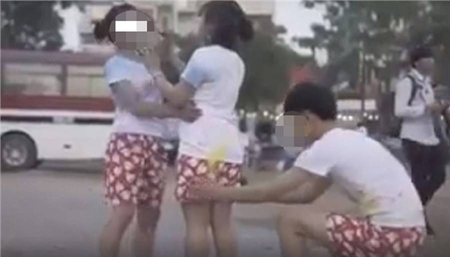 Đã tụt quần bạn nữ khi chụp ảnh kỷ yếu còn quay clip, nam sinh bị ném đá không trượt phát nào-1