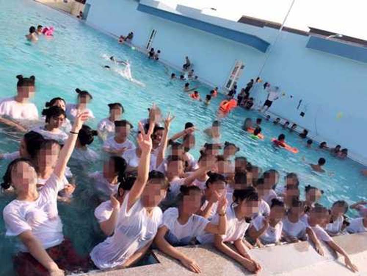 Đã tụt quần bạn nữ khi chụp ảnh kỷ yếu còn quay clip, nam sinh bị ném đá không trượt phát nào-8