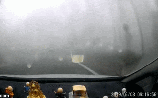 CLIP: Kinh hoàng xe tay ga đổ đèo lao qua dải phân cách, người bay xuống vực ở Tam Đảo-1