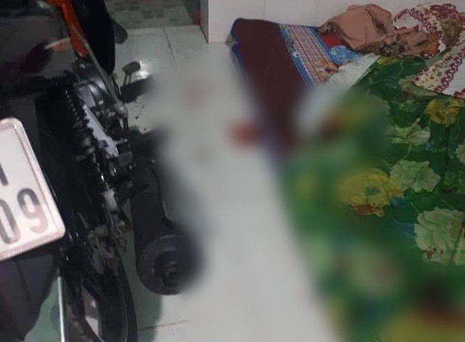 Thanh niên đâm bạn gái nhiều nhát rồi khoá cửa, nằm cạnh nạn nhân suốt 30 phút trong phòng trọ-1