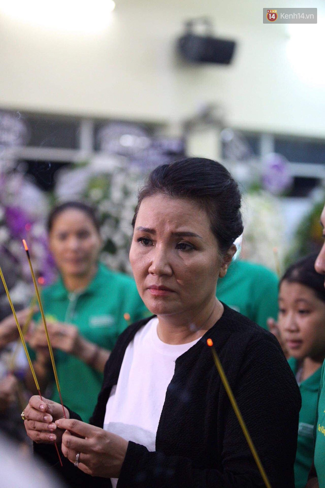 Đêm cuối cùng lễ tang, gia đình cố nghệ sĩ Lê Bình khui thùng phúng điếu quyên góp 100 triệu làm từ thiện-3