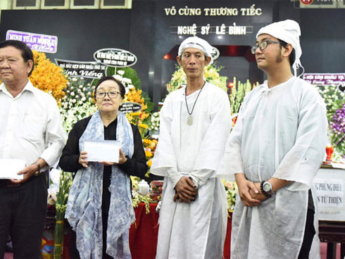 Nghệ sĩ Việt bật khóc khi nghe điếu văn trước giờ đưa tiễn Lê Bình-11