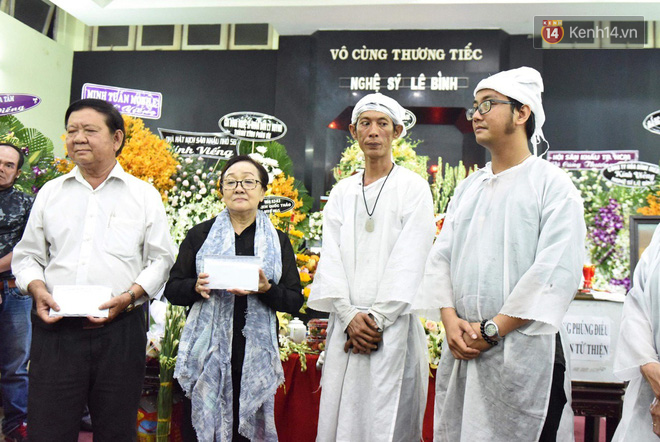 Đêm cuối cùng lễ tang, gia đình cố nghệ sĩ Lê Bình khui thùng phúng điếu quyên góp 100 triệu làm từ thiện-1