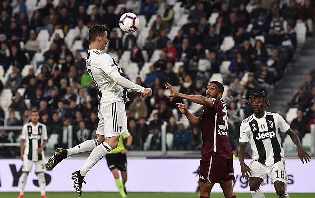 Ronaldo lại vượt Messi về thành tích ghi bàn-1