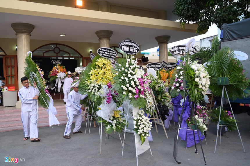 Nghệ sĩ Việt bật khóc khi nghe điếu văn trước giờ đưa tiễn Lê Bình-3