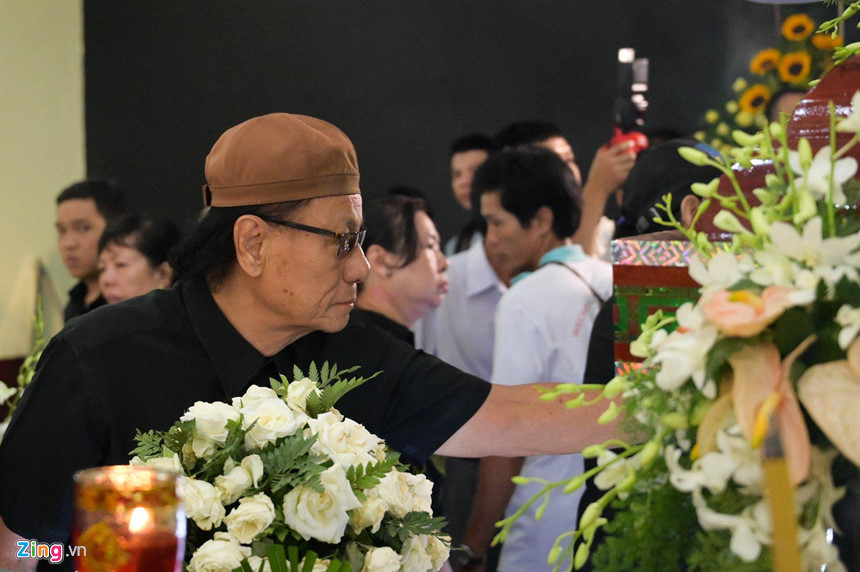 Nghệ sĩ Việt bật khóc khi nghe điếu văn trước giờ đưa tiễn Lê Bình-9