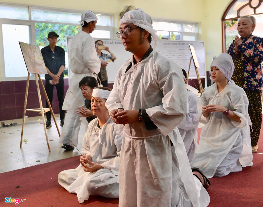 Nghệ sĩ Việt bật khóc khi nghe điếu văn trước giờ đưa tiễn Lê Bình-1