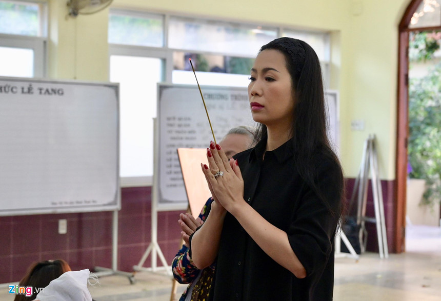 Nghệ sĩ Việt bật khóc khi nghe điếu văn trước giờ đưa tiễn Lê Bình-2