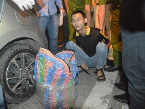 Chủ quán thịt chó nghi ngáo đá, trèo lên tầng 2 ôm con gà nhảy múa-2