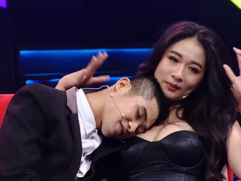 Khán giả sốc với cảnh hot girl siêu vòng 1 mặc hở hang, cho trai tựa đầu vào ngực trên truyền hình