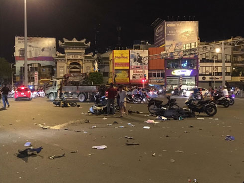 Va chạm xe máy kinh hoàng, 2 CSCĐ nhập viện-2