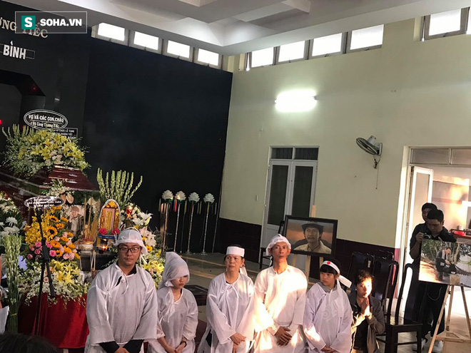 Vợ cũ, con gái, các nghệ sĩ đau đớn đưa tiễn Lê Bình về nơi an nghỉ cuối cùng-2