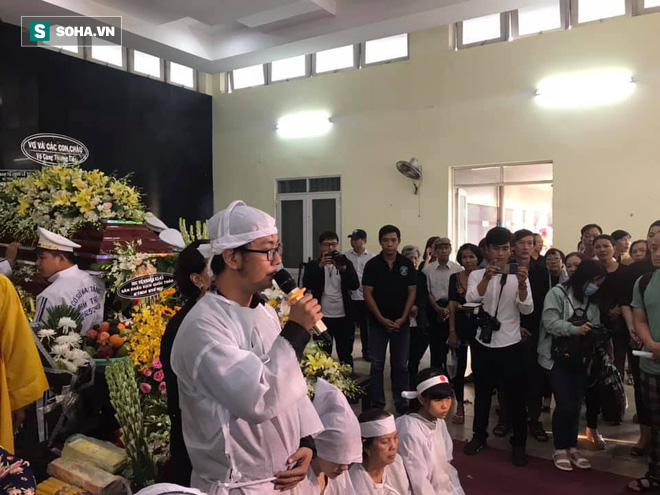 Vợ cũ, con gái, các nghệ sĩ đau đớn đưa tiễn Lê Bình về nơi an nghỉ cuối cùng-6