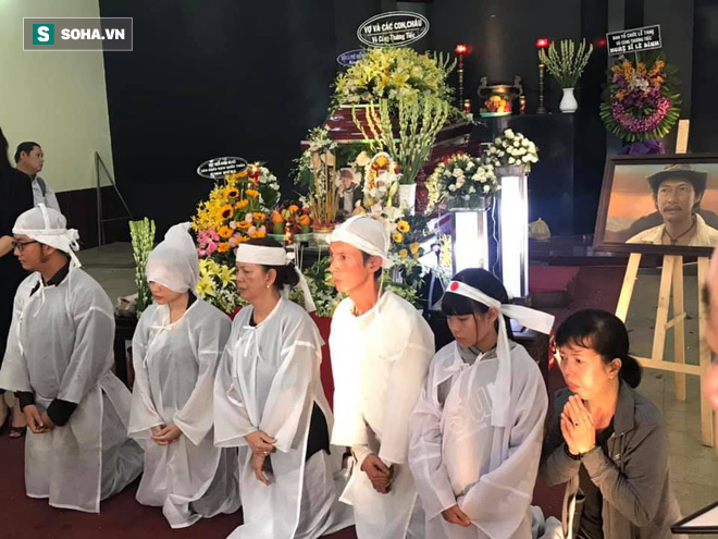 Vợ cũ, con gái, các nghệ sĩ đau đớn đưa tiễn Lê Bình về nơi an nghỉ cuối cùng-3