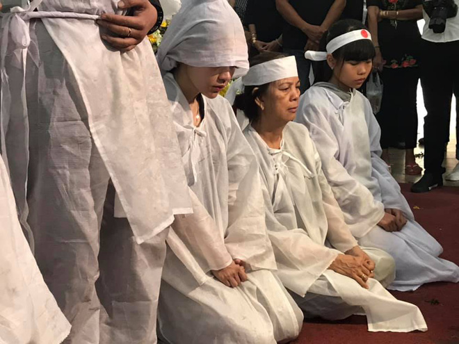 Vợ cũ, con gái, các nghệ sĩ đau đớn đưa tiễn Lê Bình về nơi an nghỉ cuối cùng-7