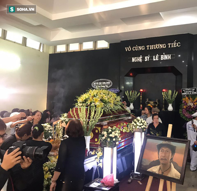 Vợ cũ, con gái, các nghệ sĩ đau đớn đưa tiễn Lê Bình về nơi an nghỉ cuối cùng-5