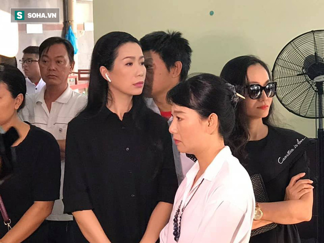 Vợ cũ, con gái, các nghệ sĩ đau đớn đưa tiễn Lê Bình về nơi an nghỉ cuối cùng-8