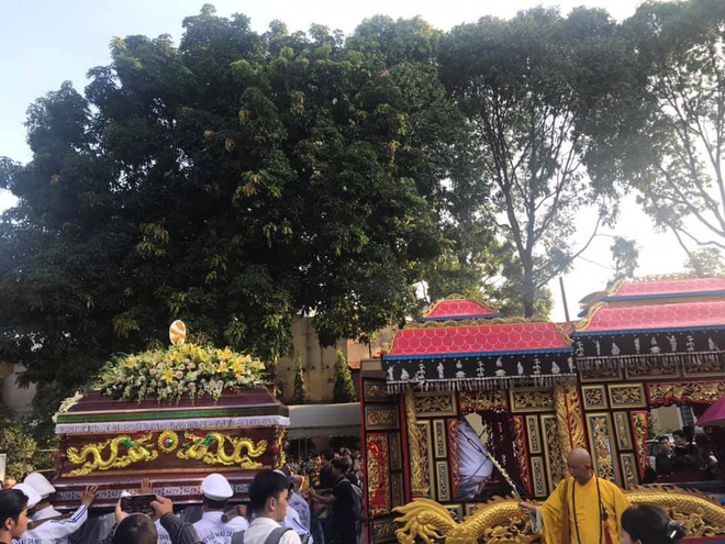 Vợ cũ, con gái, các nghệ sĩ đau đớn đưa tiễn Lê Bình về nơi an nghỉ cuối cùng-12