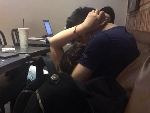 Cặp đôi lớn tuổi hôn hít nơi công cộng, nhiều người đỏ mặt quay đi nhưng phản ứng của người phụ nữ bên cạnh mới gây chú ý-3