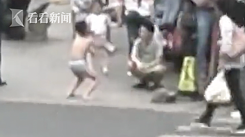 Cậu bé 7 tuổi bị mẹ phạt khỏa thân giữa phố vì quấy rối bạn nữ trong lớp-1