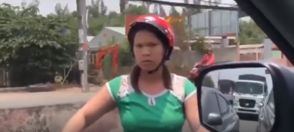 Trước khi đánh khách đổ máu vì thắc mắc giá hủ tiếu, nữ chủ quán từng vác mã tấu chặn ô tô chửi bới tài xế vì không ăn đĩa cơm 35k?-2