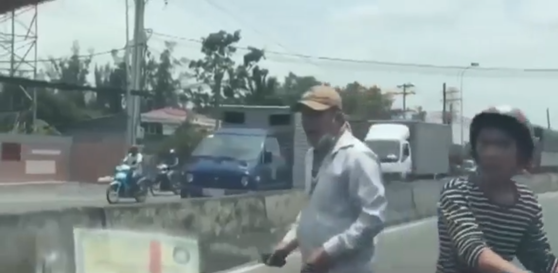 Trước khi đánh khách đổ máu vì thắc mắc giá hủ tiếu, nữ chủ quán từng vác mã tấu chặn ô tô chửi bới tài xế vì không ăn đĩa cơm 35k?-3