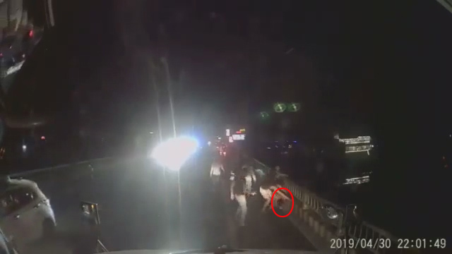 Bấm còi xe xin đường, 2 tài xế container bị nhóm côn đồ đánh bầm dập mặt mũi ở Hà Nam-1